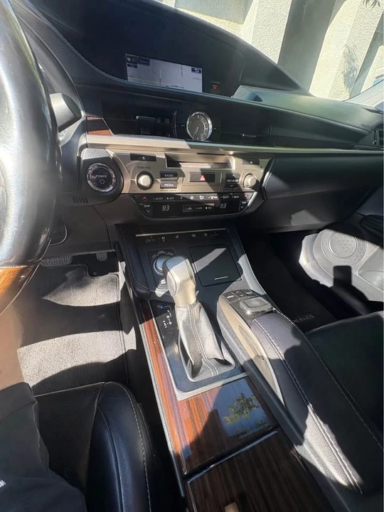 2016 Lexus ES 6th Gen - Image 4 of 10
