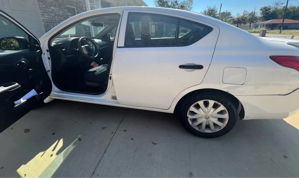 2015 Nissan Versa - Image 4 of 5