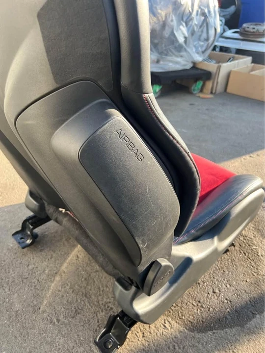 2015 Parts & Memorabilia Seats & Interior - Image 5 of 8