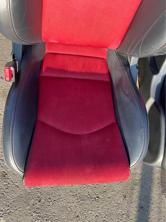 2015 Parts & Memorabilia Seats & Interior - Image 2 of 8