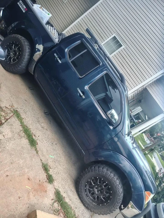 Nissan Frontier 2nd Gen - Image 2 of 9