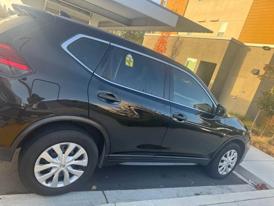2017 Nissan Rogue - Image 2 of 2