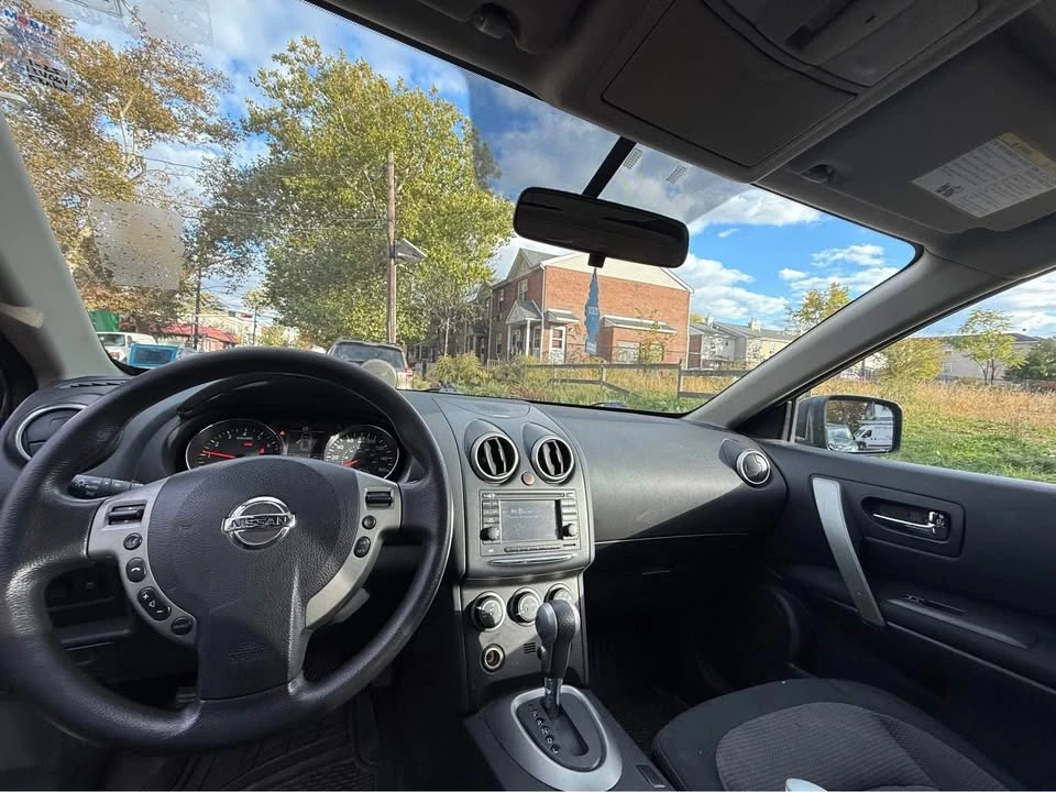 Nissan Rogue - Image 6 of 10