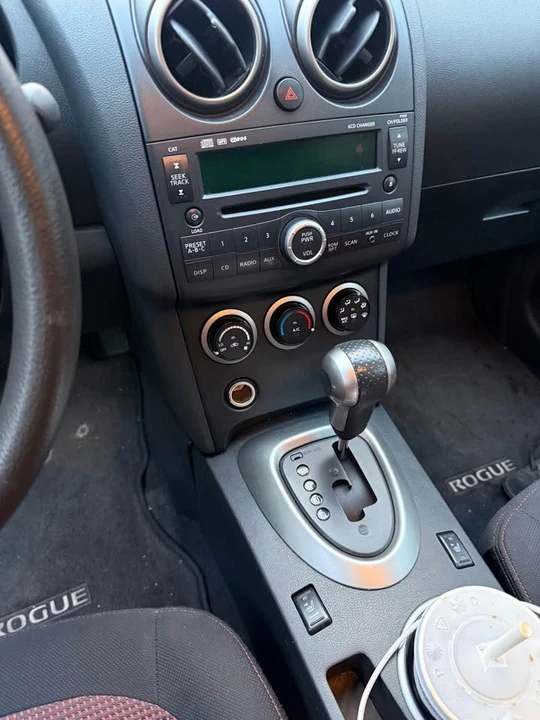 2010 Nissan Rogue - Image 3 of 4