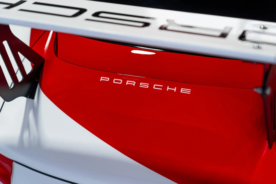 Porsche 911 - Image 29 of 31