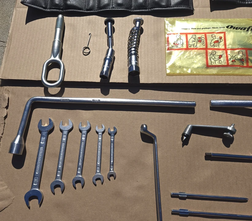 Parts & Memorabilia Tools - Image 7 of 20