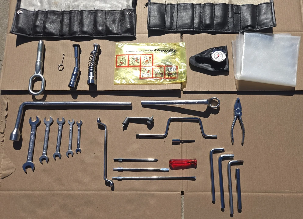 Parts & Memorabilia Tools - Image 4 of 20