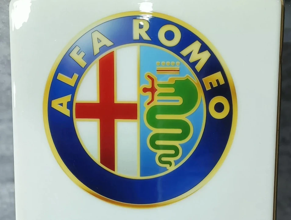 Alfa Romeo - Image 6 of 28