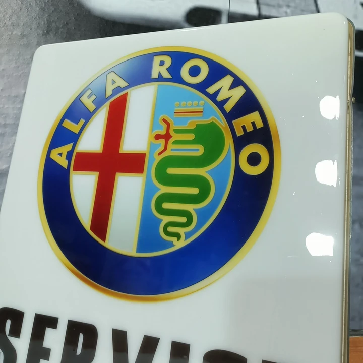 Alfa Romeo - Image 3 of 28