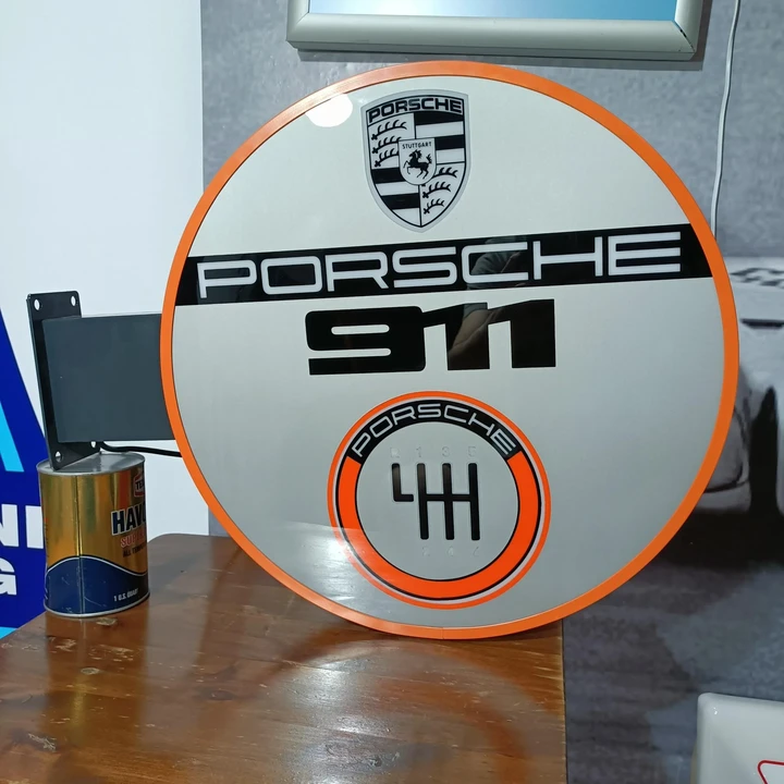 Porsche 911 - Image 2 of 31