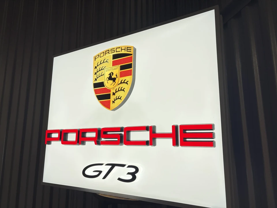 Porsche - Image 7 of 19