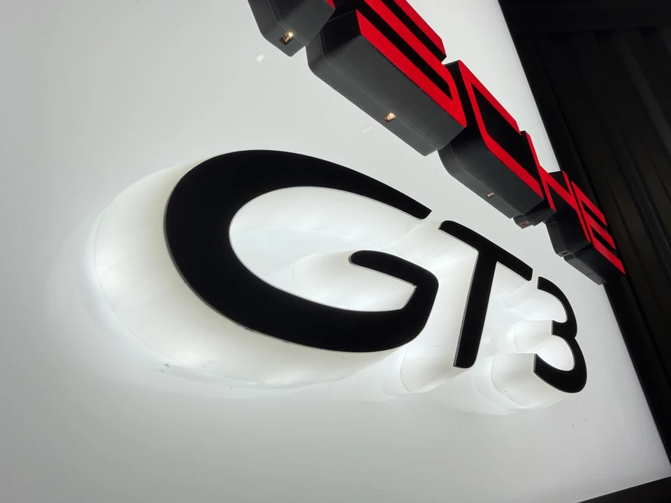 Porsche - Image 12 of 19