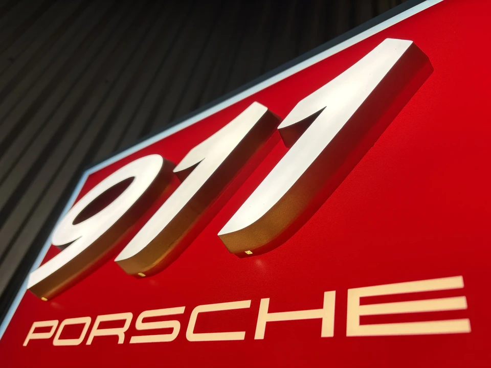 Porsche 911 - Image 7 of 16