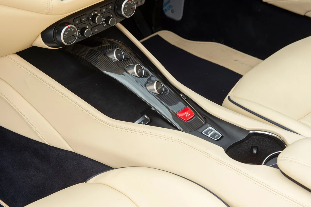 2017 Ferrari California T - Image 6 of 21