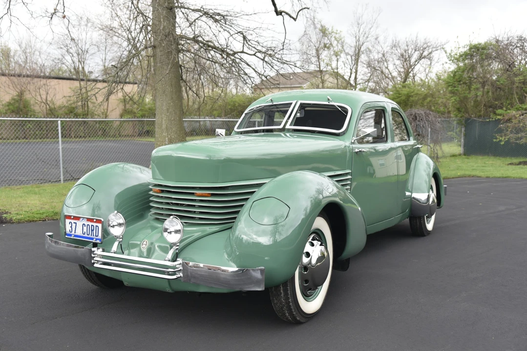 1937 Cord 810 & 812 - Image 2 of 31