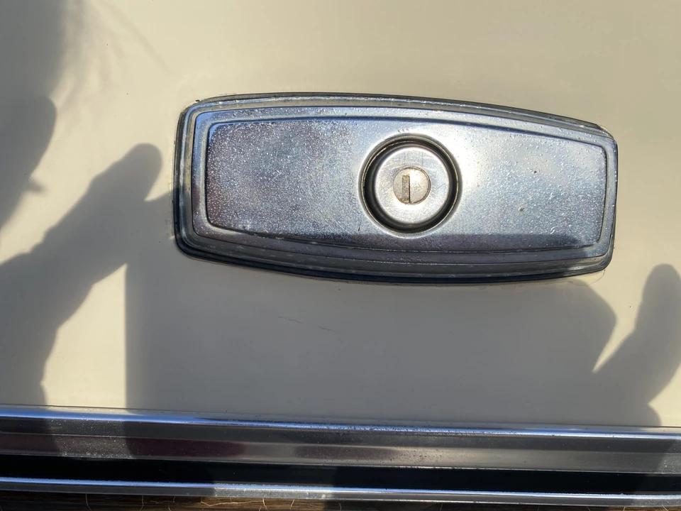 1976 GMC Suburban 7th Gen - Image 25 of 31