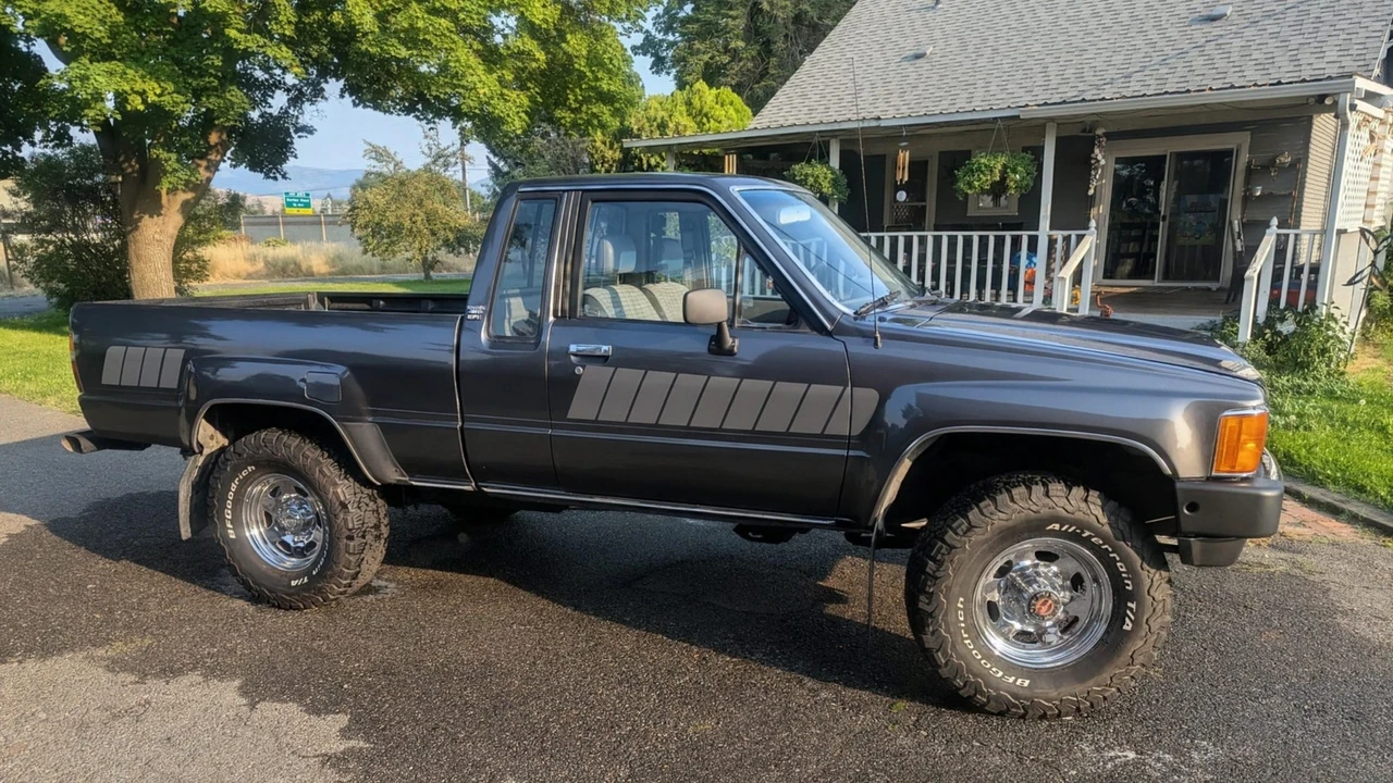 1985 Toyota Hilux 4th Gen - Image 13 of 31