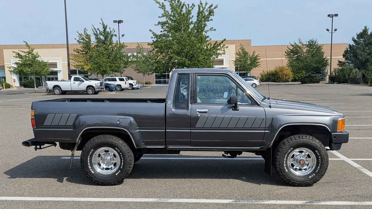 1985 Toyota Hilux 4th Gen - Image 6 of 31