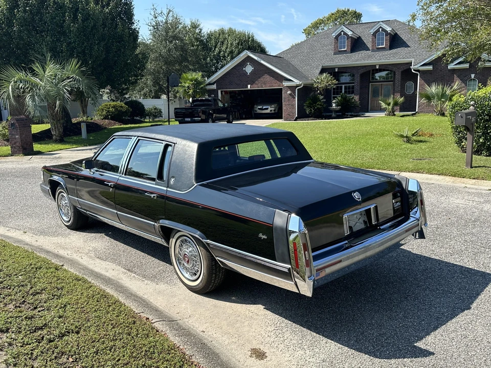 1991 Cadillac Brougham - Image 9 of 31
