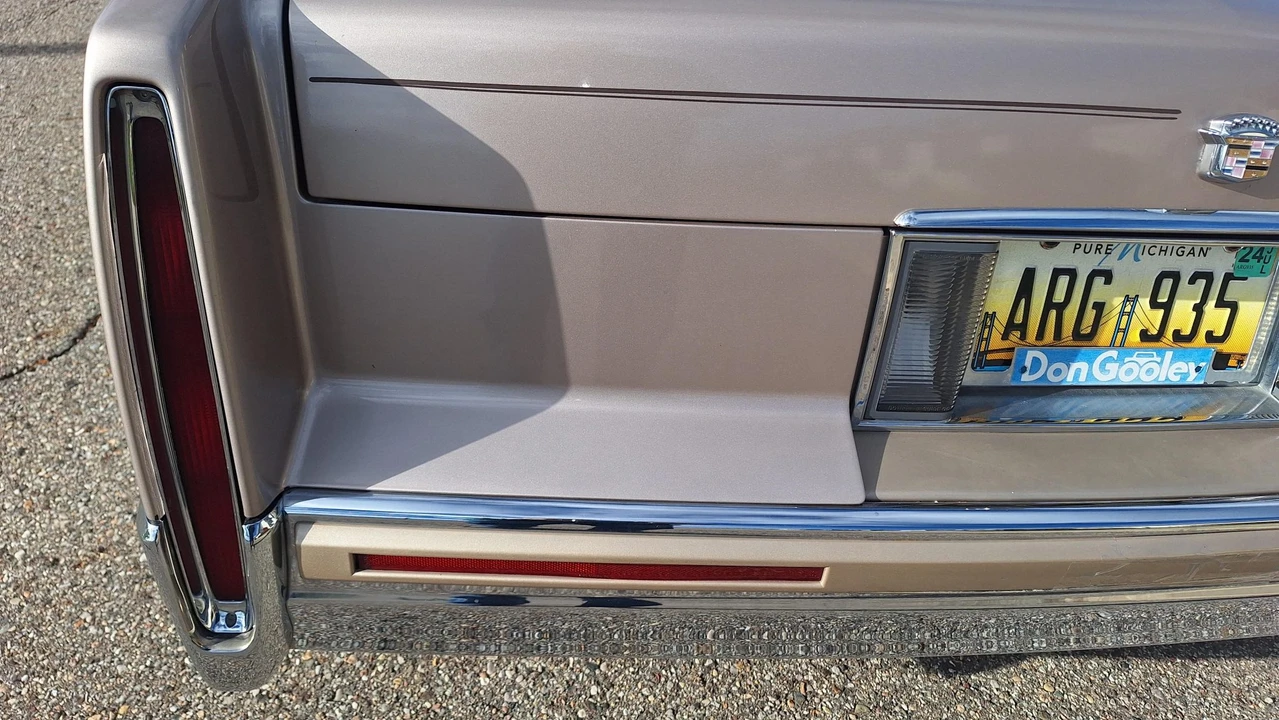 1993 Cadillac DeVille 7th Gen - Image 20 of 31
