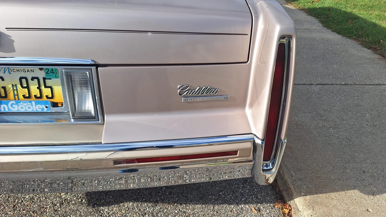 1993 Cadillac DeVille 7th Gen - Image 22 of 31
