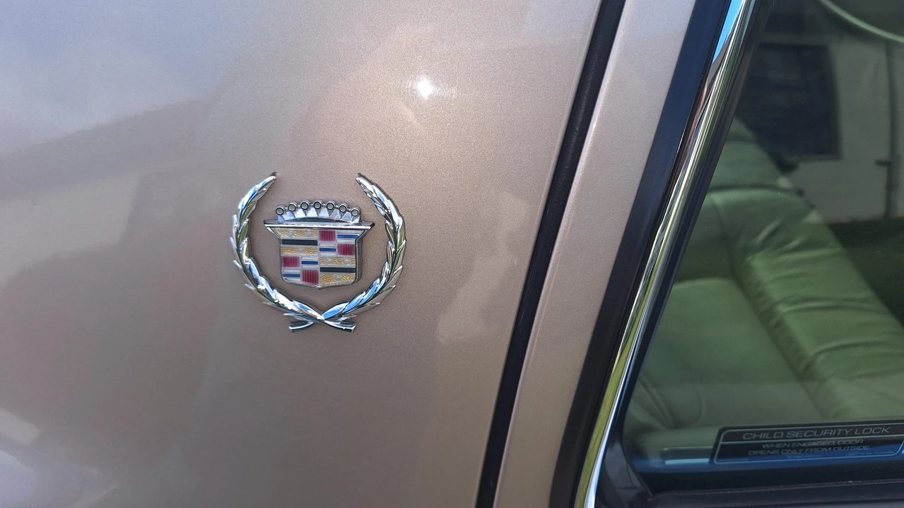 1993 Cadillac DeVille 7th Gen - Image 24 of 31