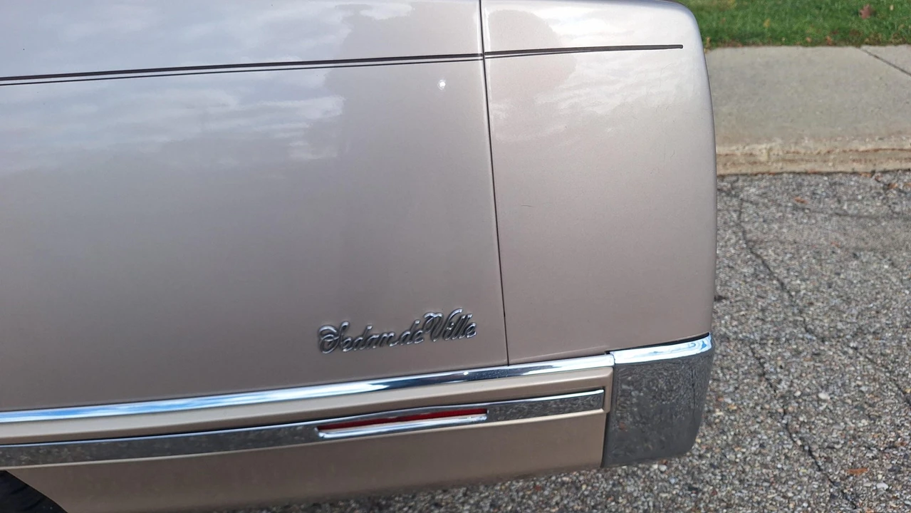 1993 Cadillac DeVille 7th Gen - Image 26 of 31
