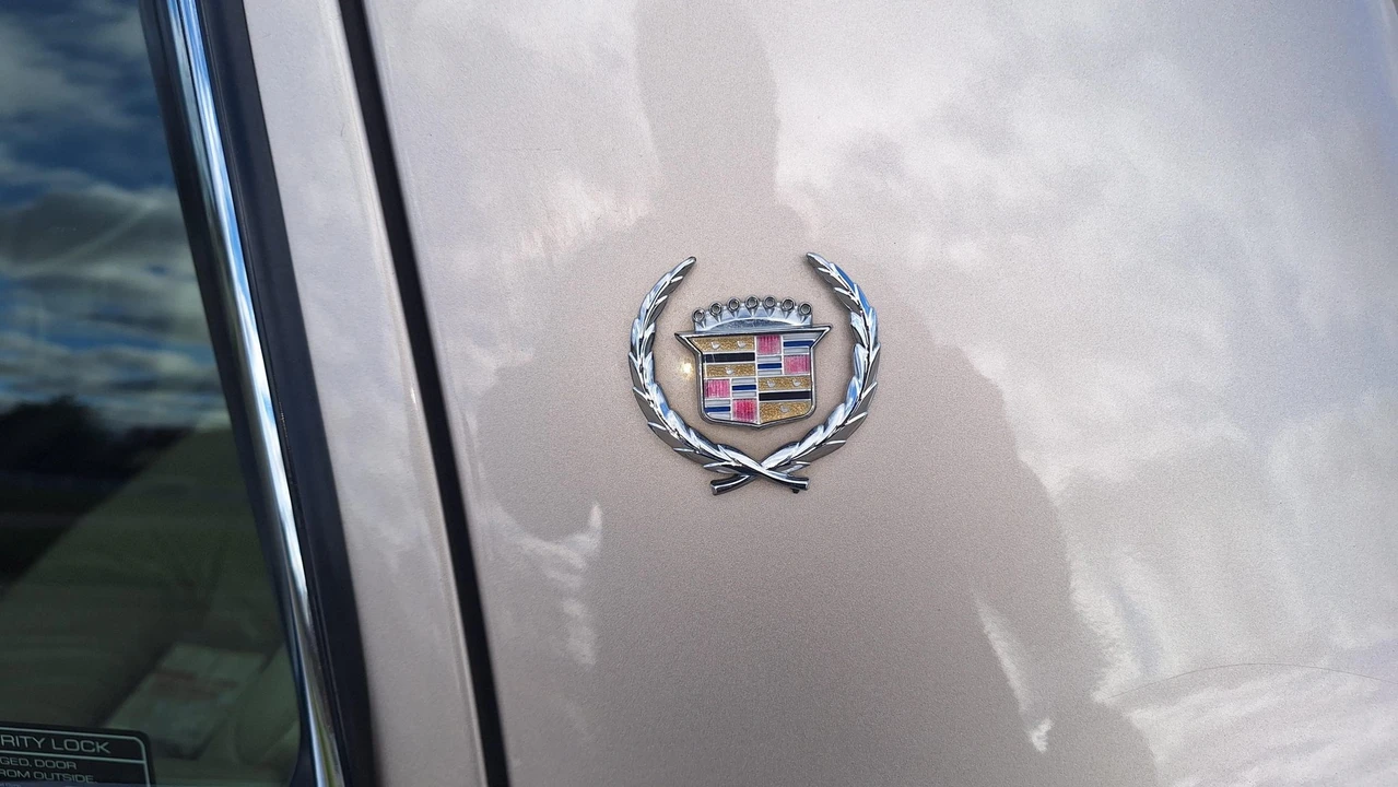 1993 Cadillac DeVille 7th Gen - Image 25 of 31