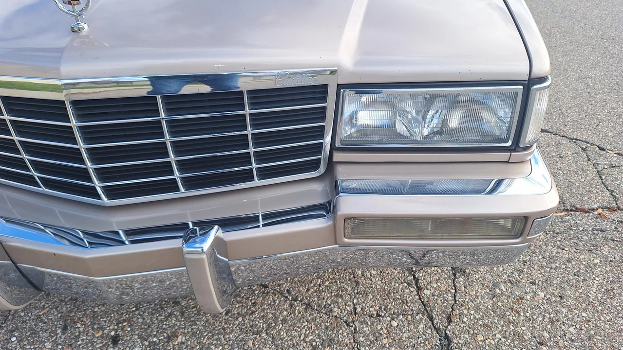 1993 Cadillac DeVille 7th Gen - Image 15 of 31