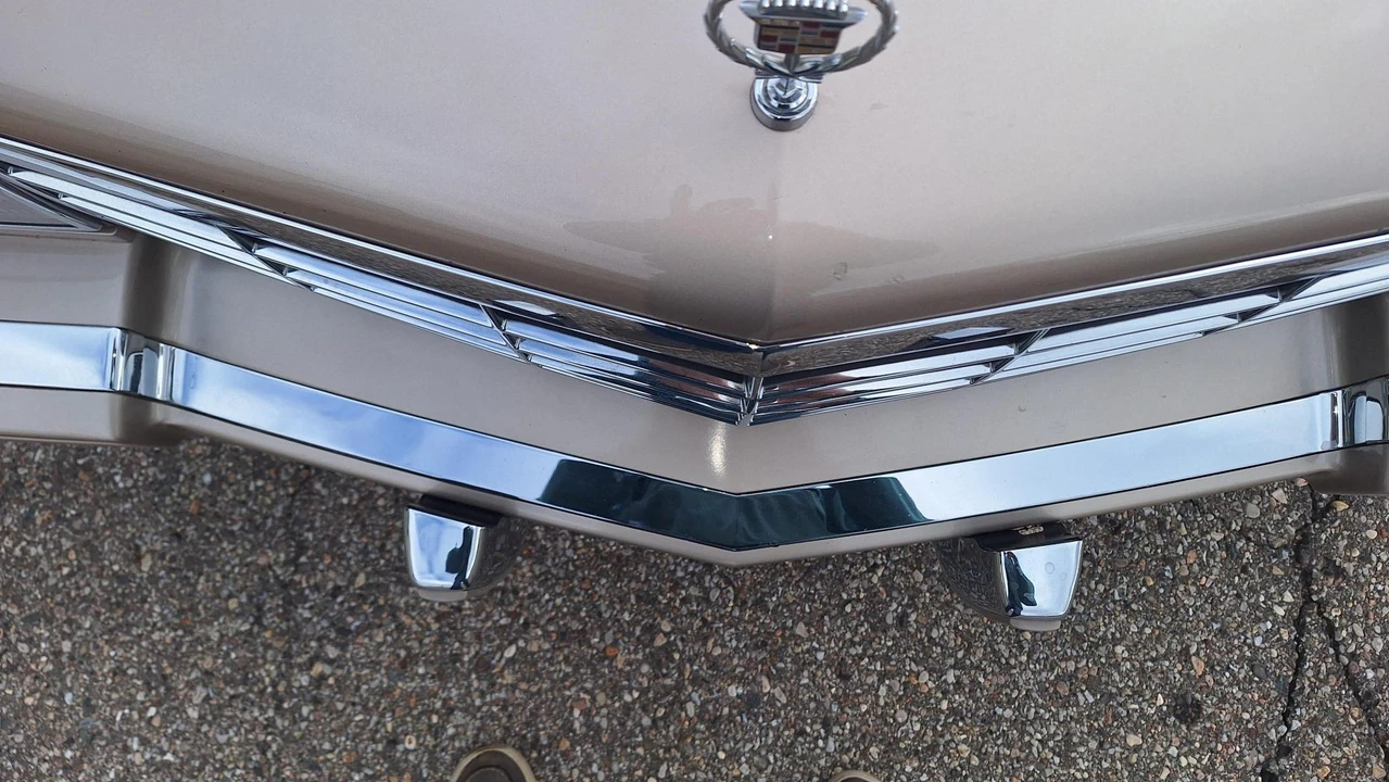 1993 Cadillac DeVille 7th Gen - Image 17 of 31