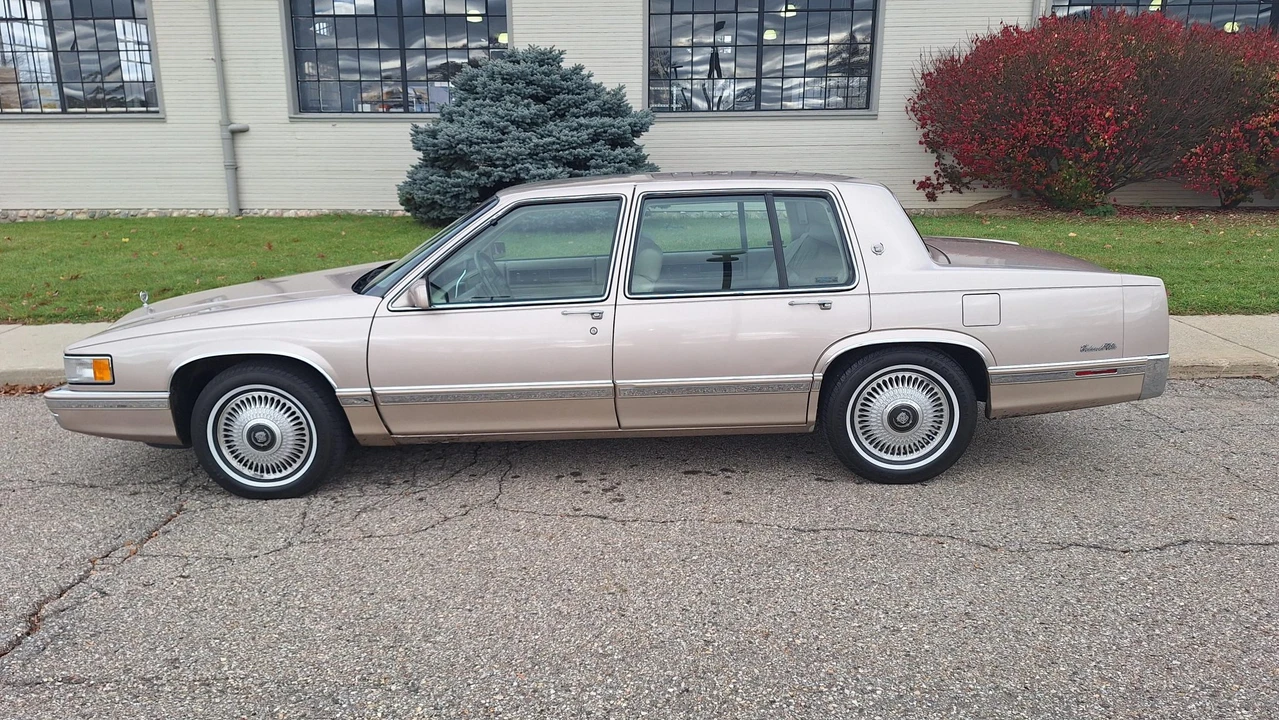 1993 Cadillac DeVille 7th Gen - Image 13 of 31
