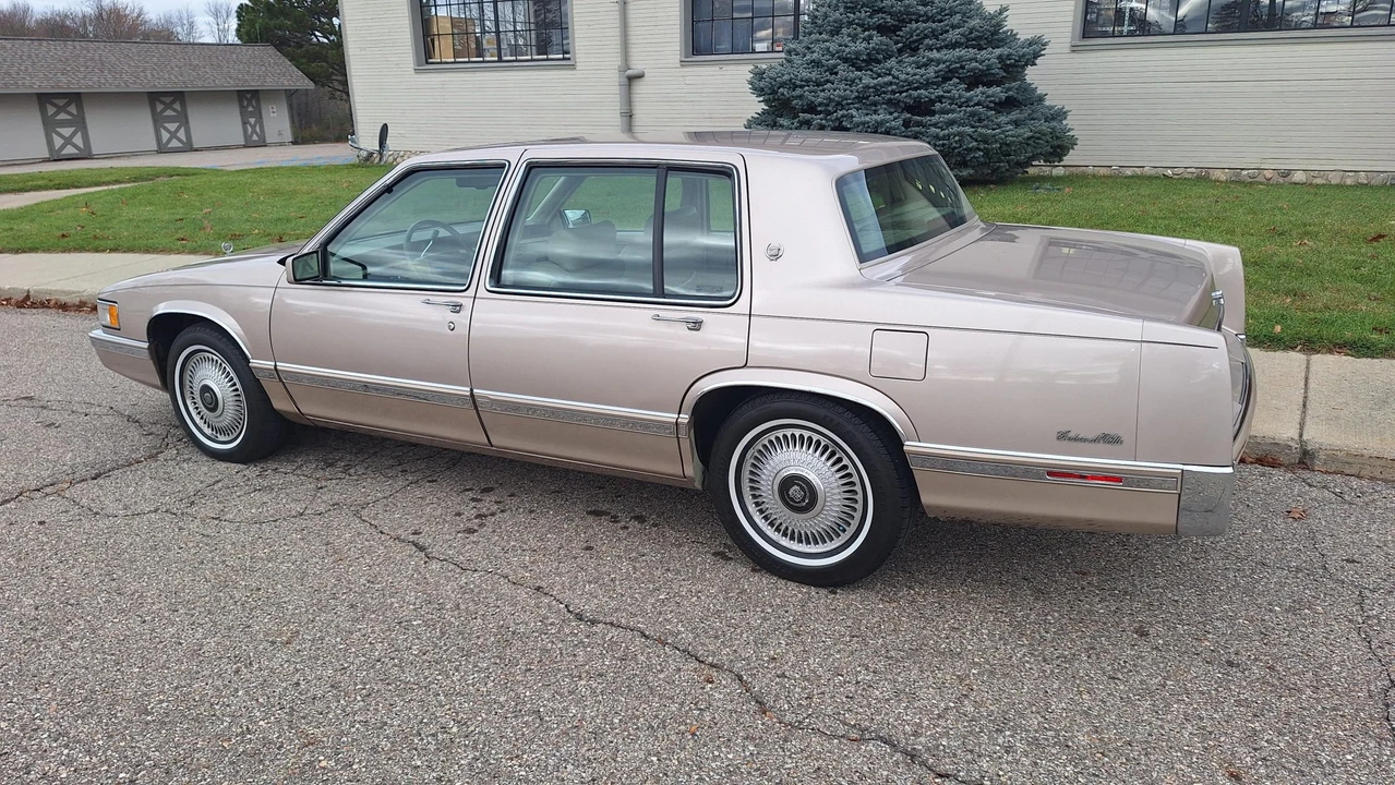 1993 Cadillac DeVille 7th Gen - Image 12 of 31