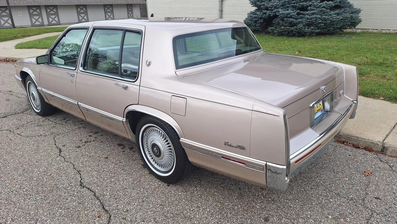1993 Cadillac DeVille 7th Gen - Image 11 of 31