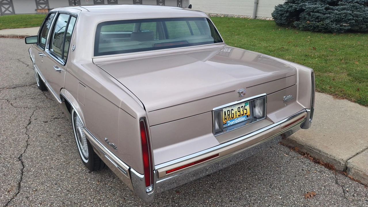 1993 Cadillac DeVille 7th Gen - Image 10 of 31