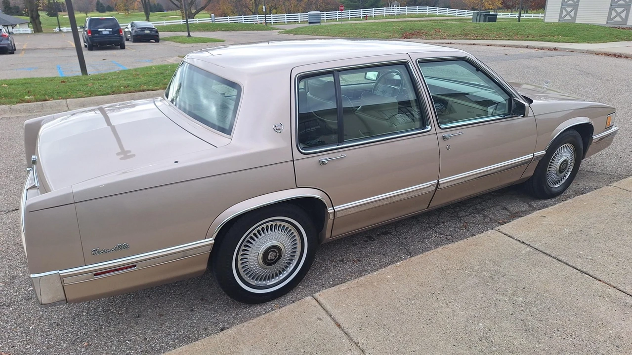 1993 Cadillac DeVille 7th Gen - Image 6 of 31