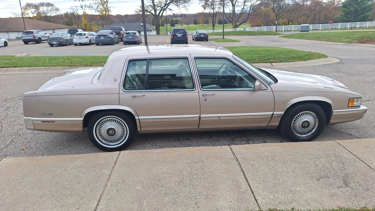 1993 Cadillac DeVille 7th Gen - Image 5 of 31