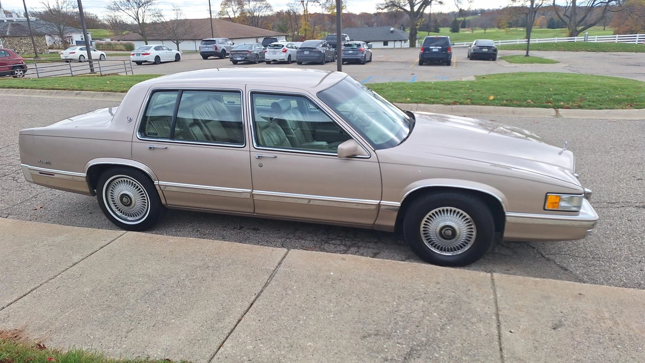 1993 Cadillac DeVille 7th Gen - Image 4 of 31