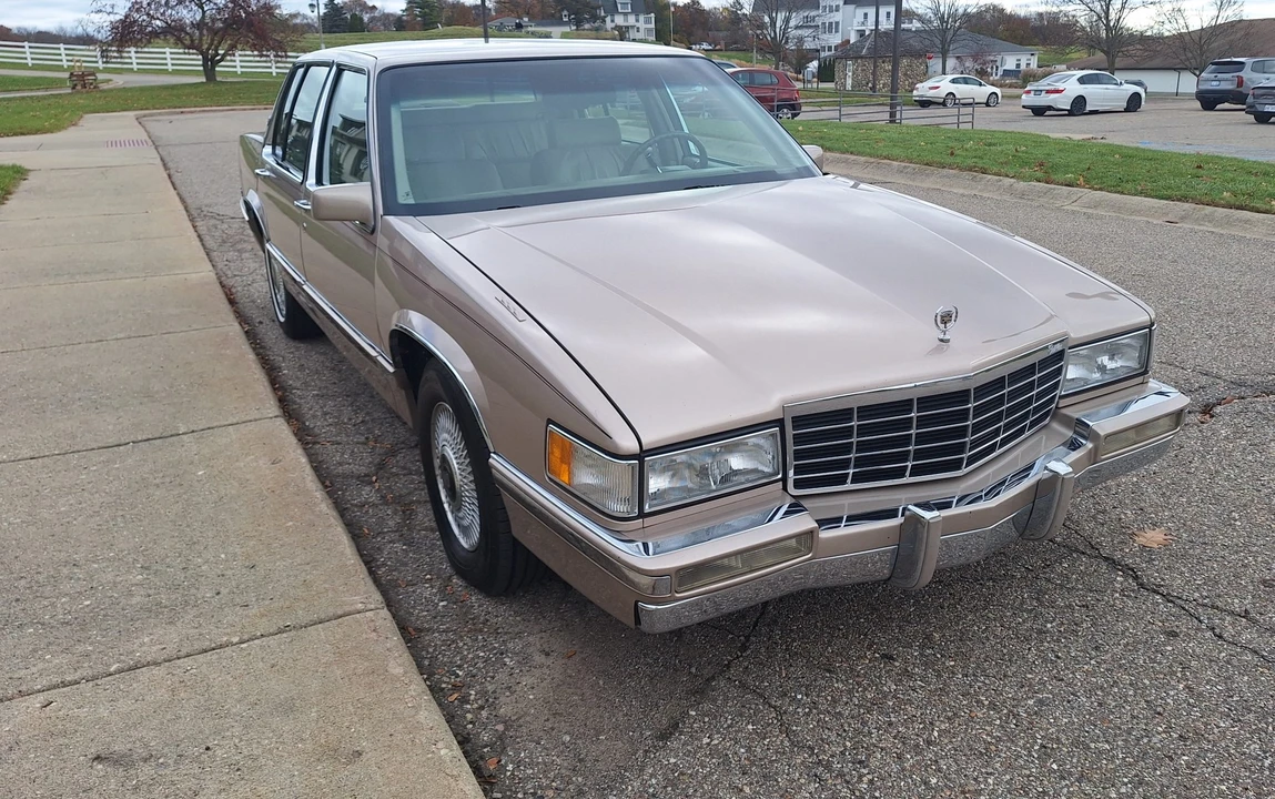1993 Cadillac DeVille 7th Gen - Image 2 of 31