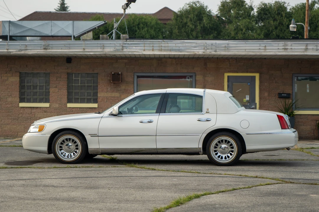 1999 Lincoln Town Car - Image 4 of 31