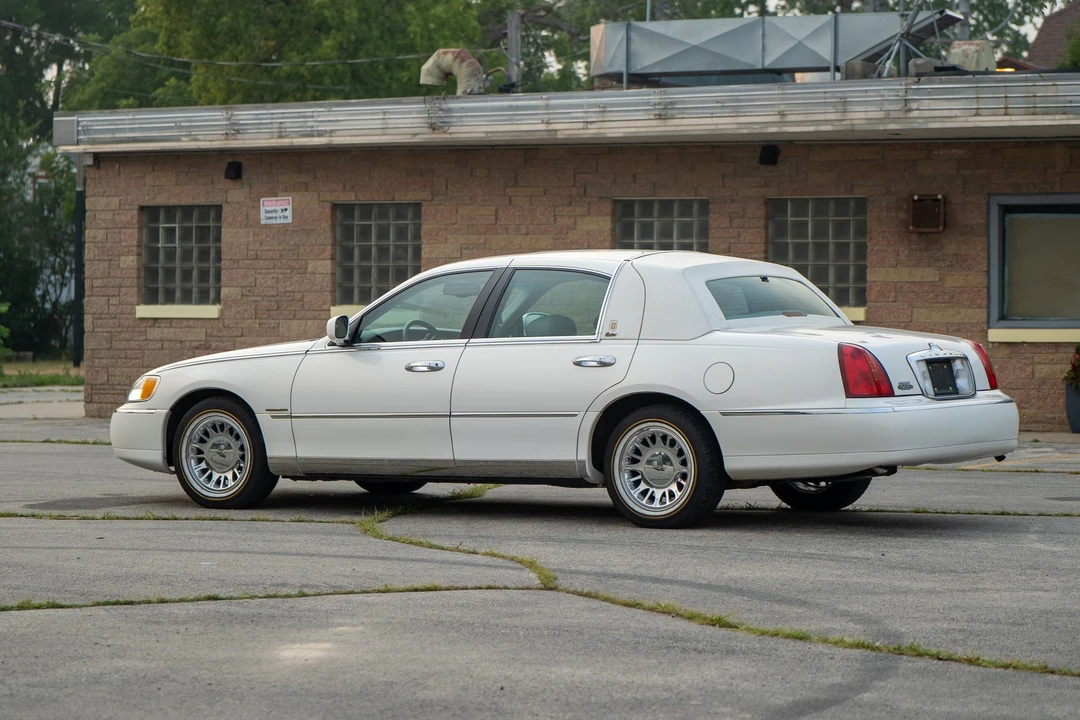 1999 Lincoln Town Car - Image 5 of 31