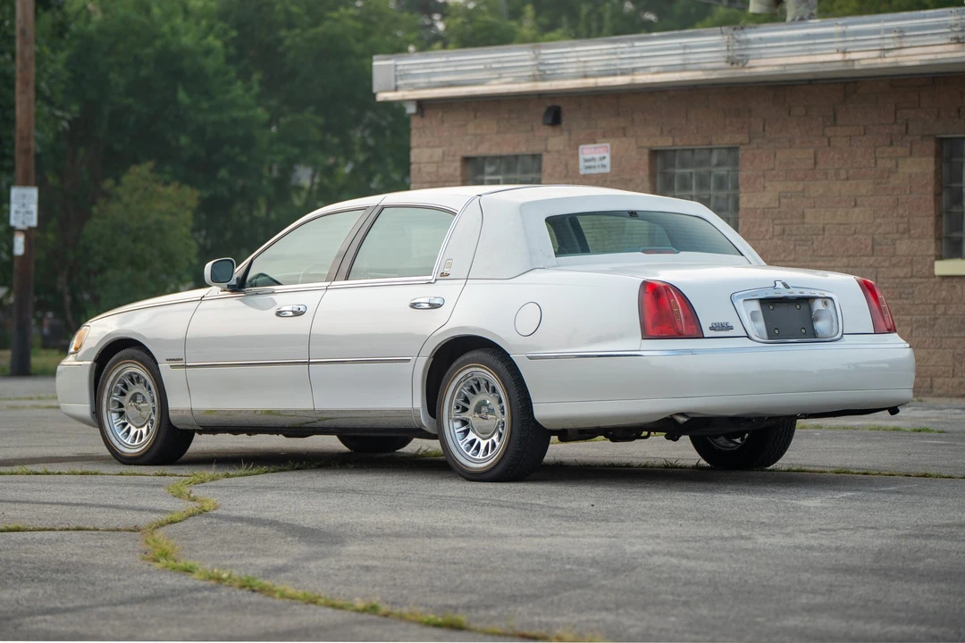 1999 Lincoln Town Car - Image 6 of 31