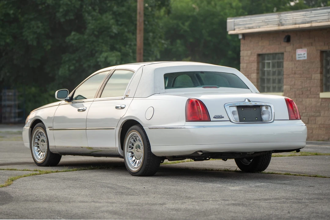 1999 Lincoln Town Car - Image 7 of 31
