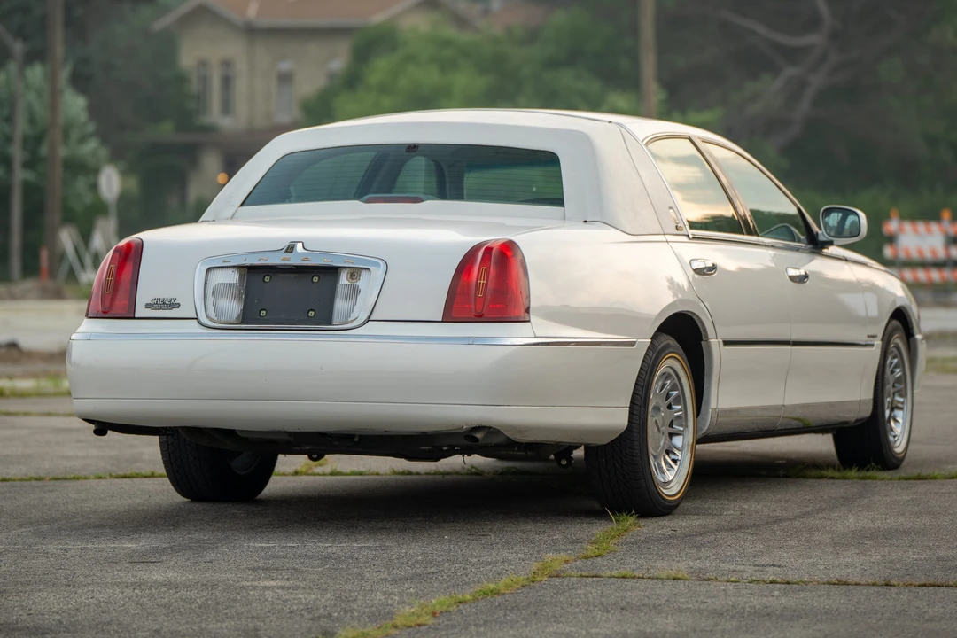 1999 Lincoln Town Car - Image 9 of 31