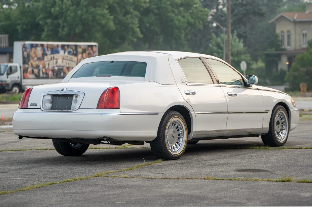 1999 Lincoln Town Car - Image 10 of 31
