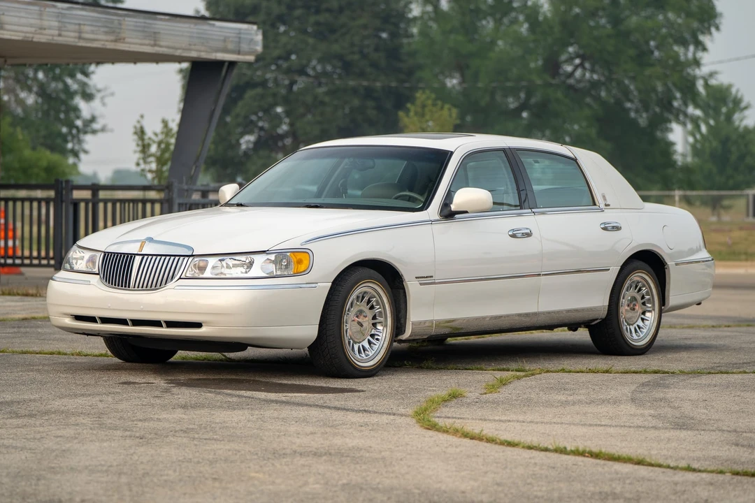 1999 Lincoln Town Car - Image 3 of 31