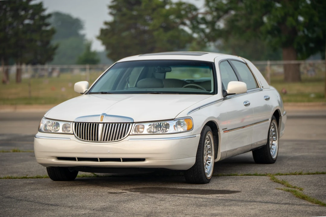 1999 Lincoln Town Car - Image 2 of 31