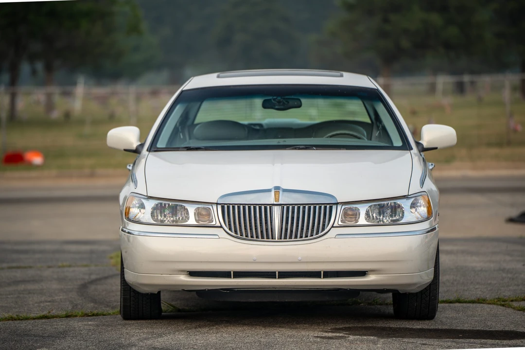 1999 Lincoln Town Car - Image 12 of 31