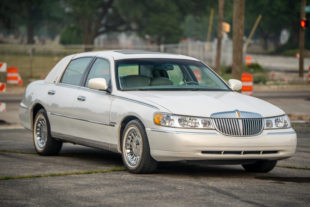 1999 Lincoln Town Car - Image 11 of 31