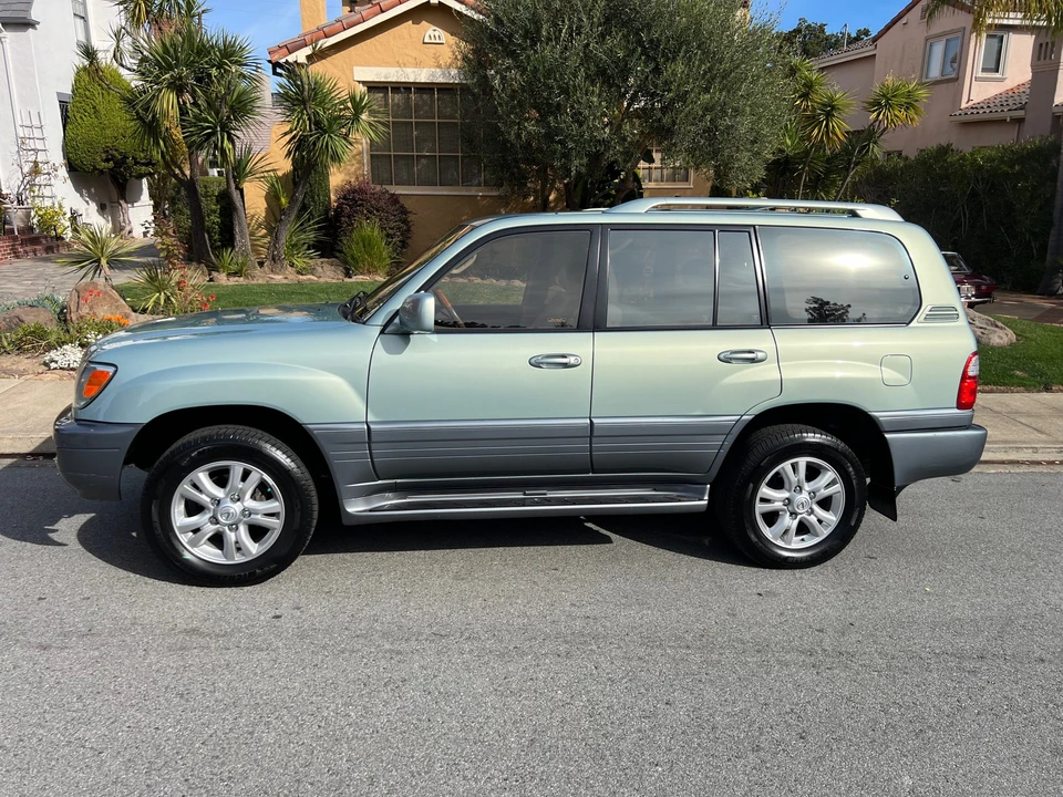 2003 Lexus LX 2nd Gen - Image 26 of 31