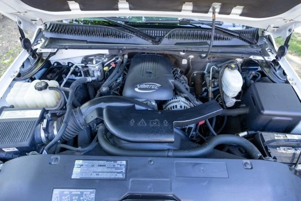 2004 Chevrolet Suburban 9th Gen - Image 6 of 8